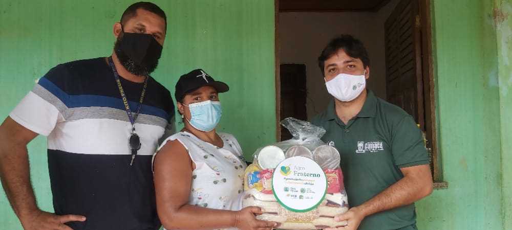 Secretaria de Agricultura, SENAR e Sindicato dos Produtores de Camacã distribuem 100 cestas básicas para agricultores